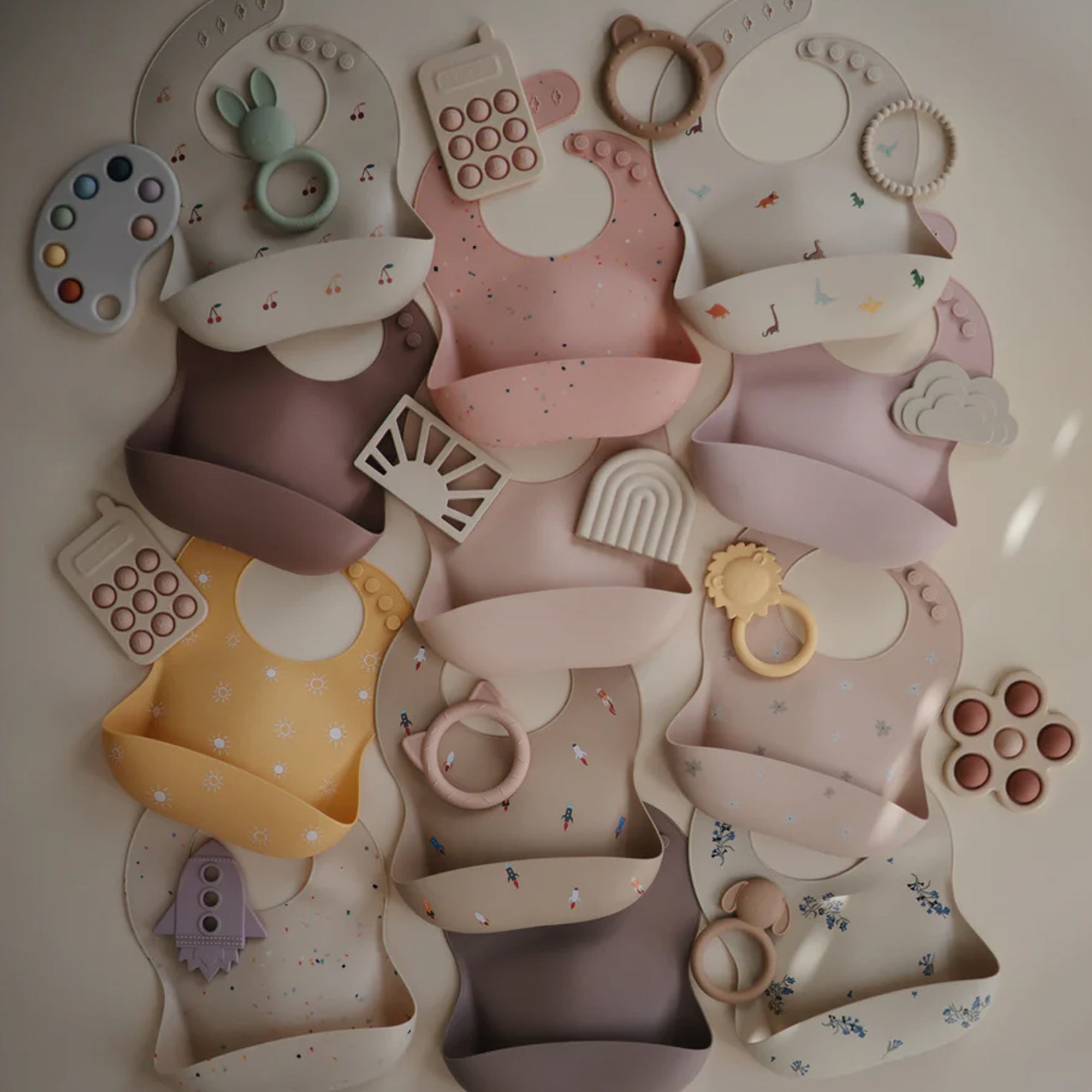 MUSHIE Silicone Baby Bib - Safari Light Grey