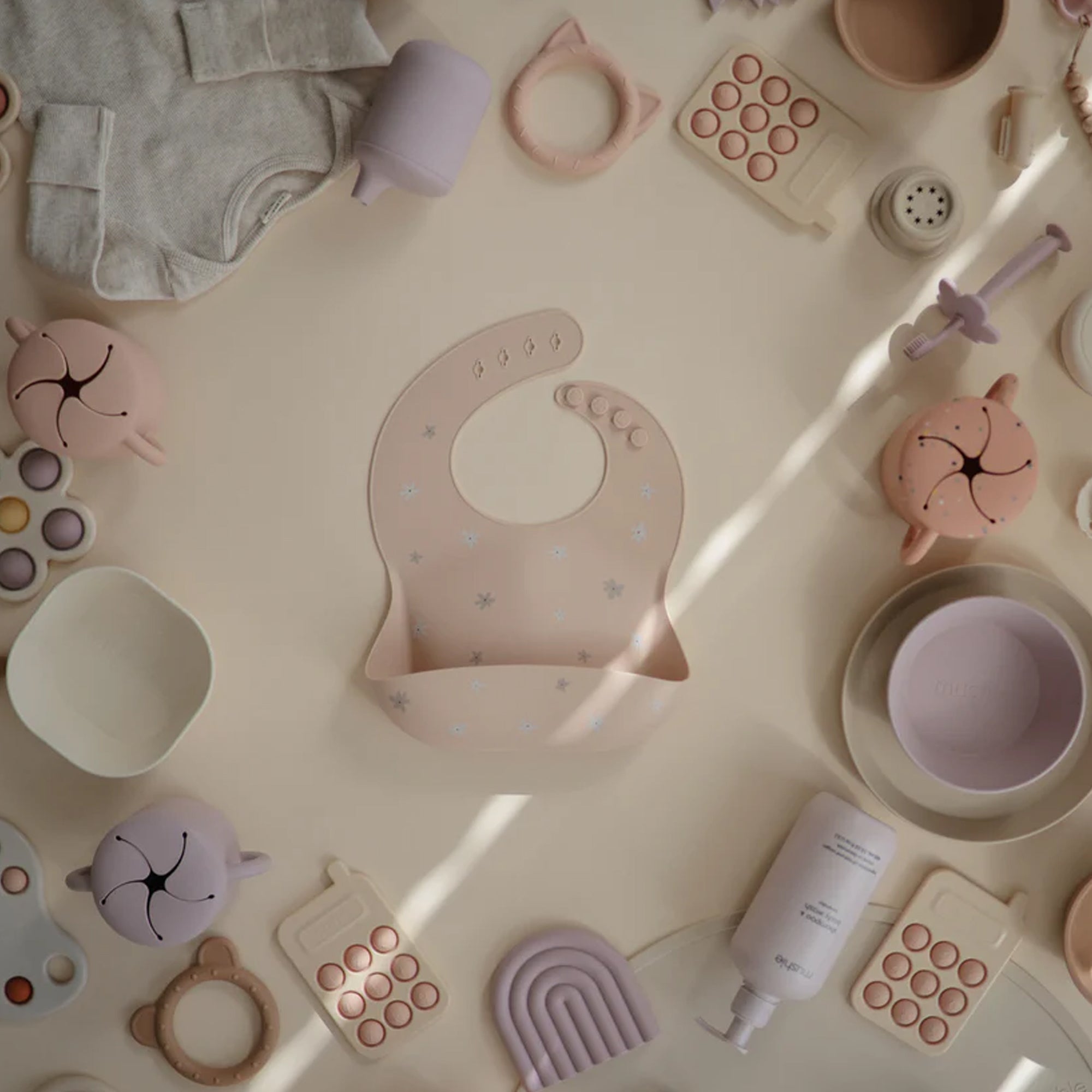 MUSHIE Silicone Baby Bib - Daisy
