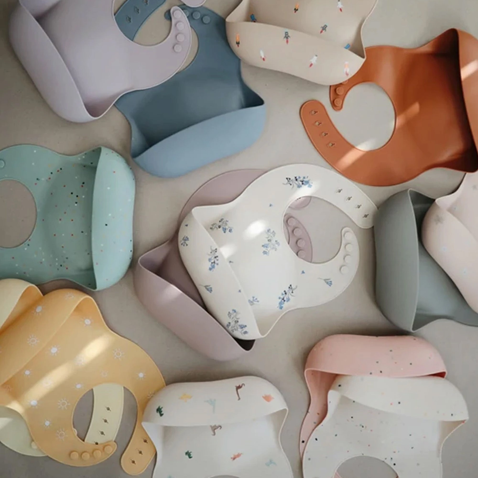 MUSHIE Silicone Baby Bib - Safari Light Grey