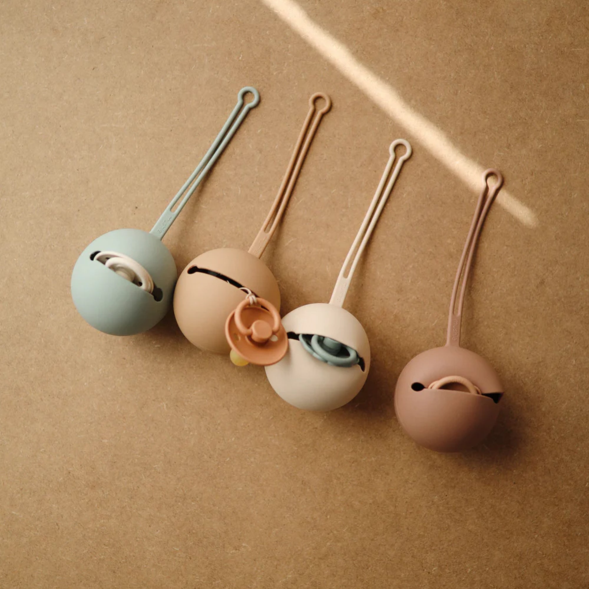 Étui porte-tétine en silicone MUSHIE - Thym séché 