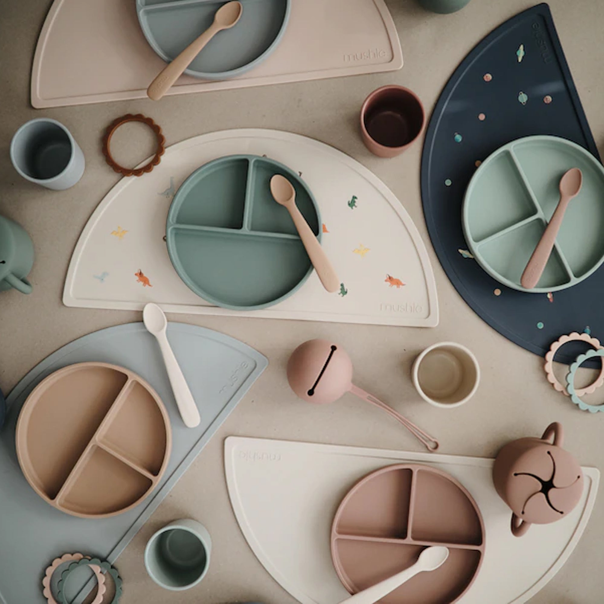 Set de table en silicone MUSHIE - Arc-en-ciel