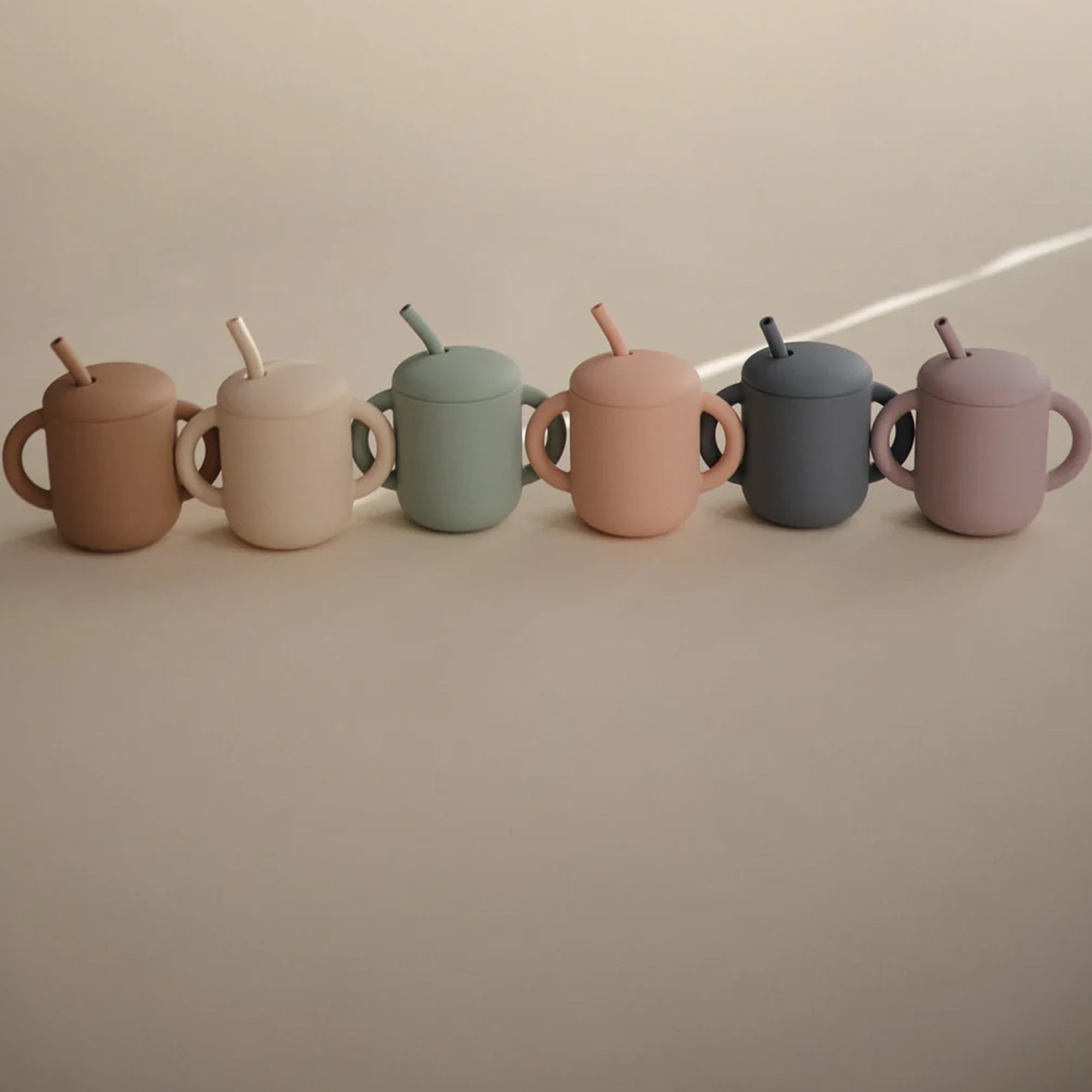 Tasse d'entraînement en silicone MUSHIE + paille - Blush