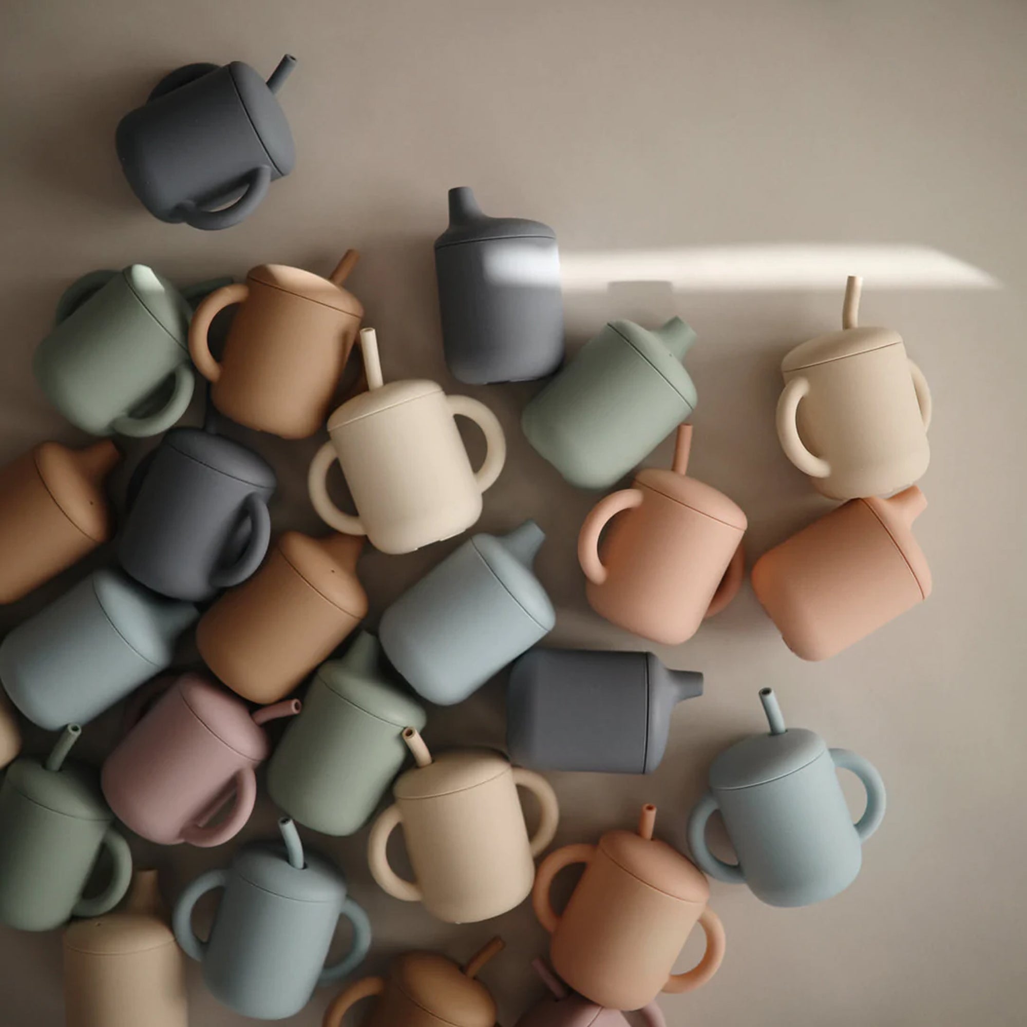 Tasse d'entraînement en silicone MUSHIE + paille - Blush