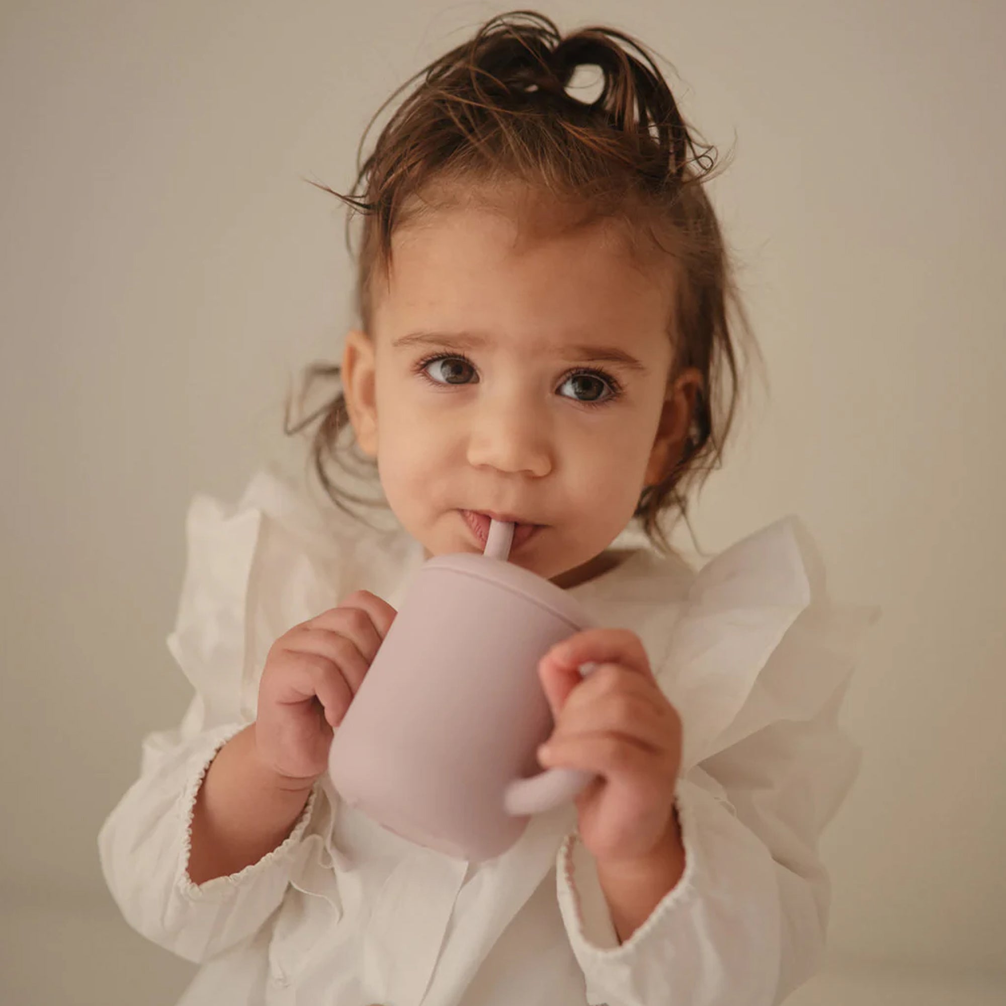 Tasse d'entraînement en silicone MUSHIE + paille - Blush