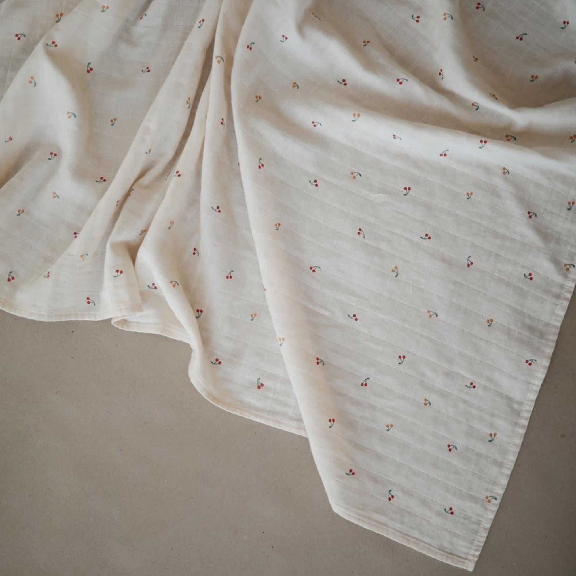 MUSHIE Muslin Swaddle Blanket Organic Cotton - Cherries