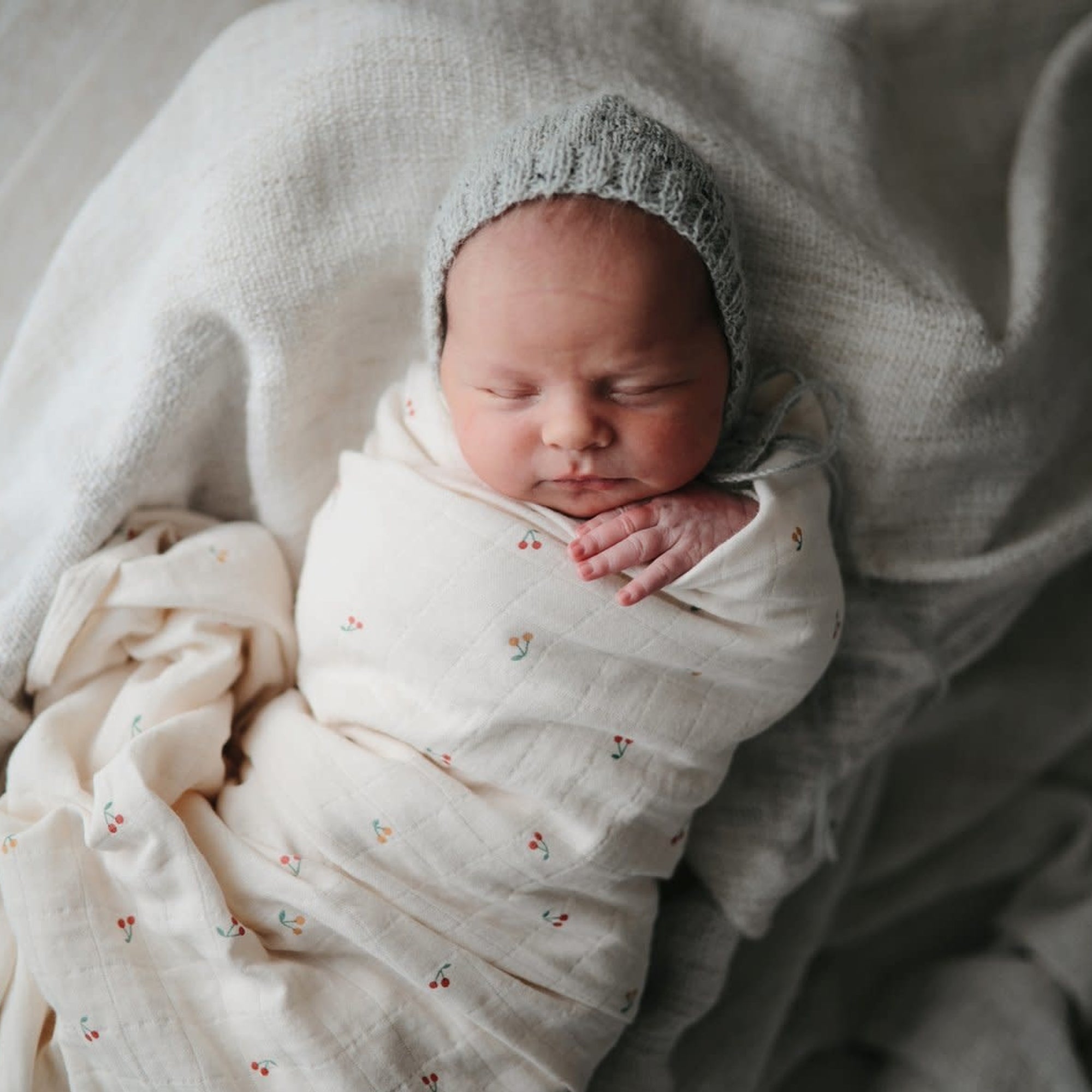 MUSHIE Muslin Swaddle Blanket Organic Cotton - Cherries