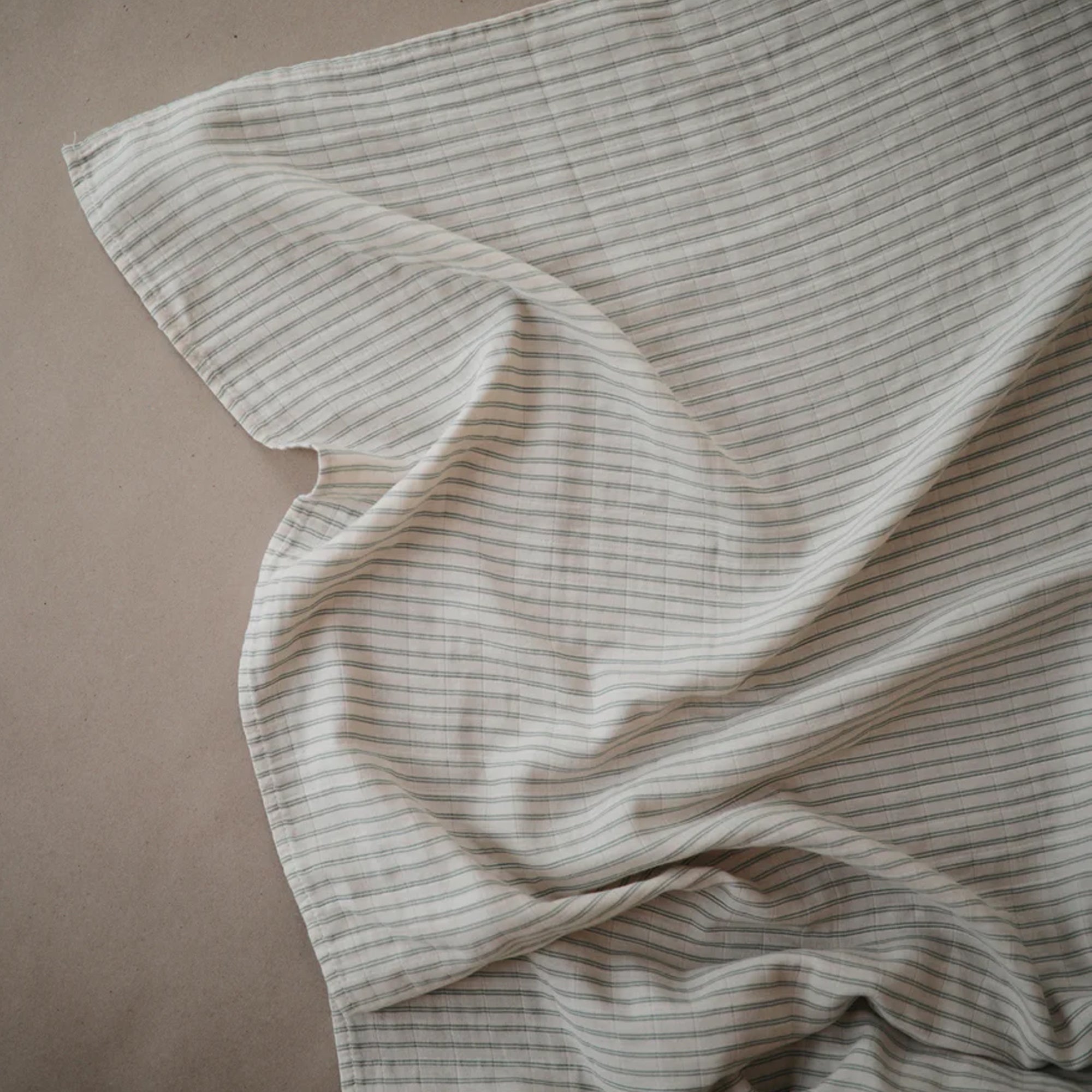 Couverture d'emmaillotage en mousseline de coton biologique MUSHIE - Rayures sauge